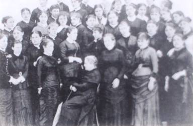 Première promotion de l’École normale de Jeunes Filles de Sèvres – 1881.Fonds de l'Association des élèves et anciennes élèves de l’École de Sèvres.